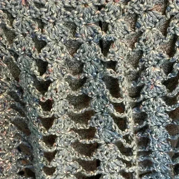 Hand-crocheted shawl. Absolutely beautiful! - Picture 5 of 6